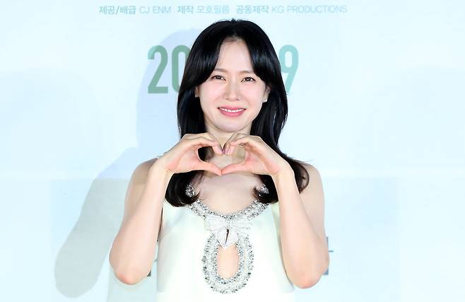 배우 손예진이 19일 오전 서울 용산구 CGV아이파크몰점에서 열린 영화 ‘어쩔수가없다‘ 제작보고회에서 포즈를 취하고 있다. /뉴시스