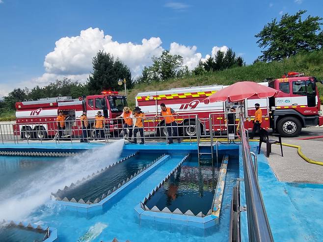 31일 강원 강릉 홍제정수장에 전국에서 온 소방 물탱크차들이 물을 채워넣고 있다. /강원소방본부 제공