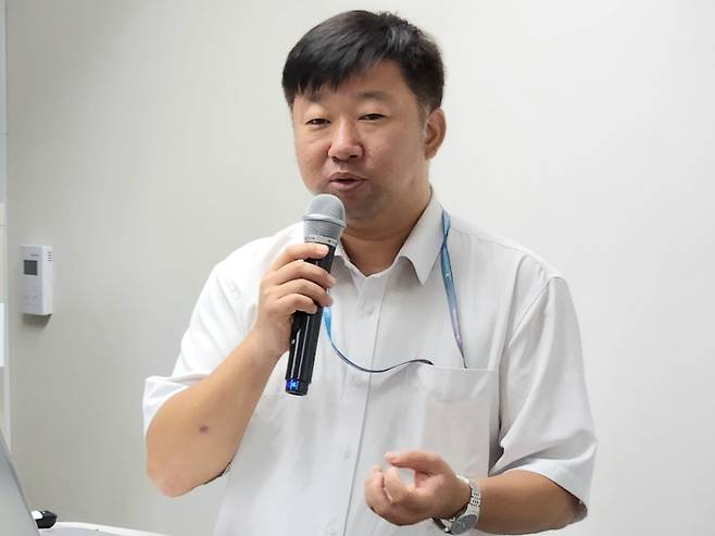 김은성 KISA 스미싱대응팀장이 지난 29일 서울 광화문에서 열린 ‘이슈앤톡’ 미디어 간담회에서 스미싱 탐지·차단 현황과 대응책을 공개했다./KISA 제공