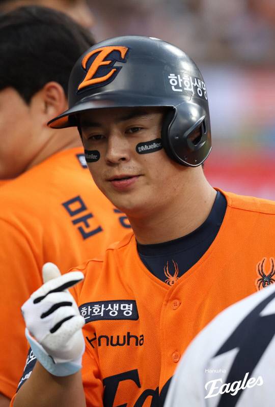 31일 대전 한화생명볼파크에서 열린 2025 신한 SOL 뱅크 KBO리그 한화이글스와 삼성라이온즈와의 주말 3연전 마지막 경기에서 1회말 노시환이 투런 홈런을 쏘아올리고 세레모니를 하고 있다. 한화이글스 제공