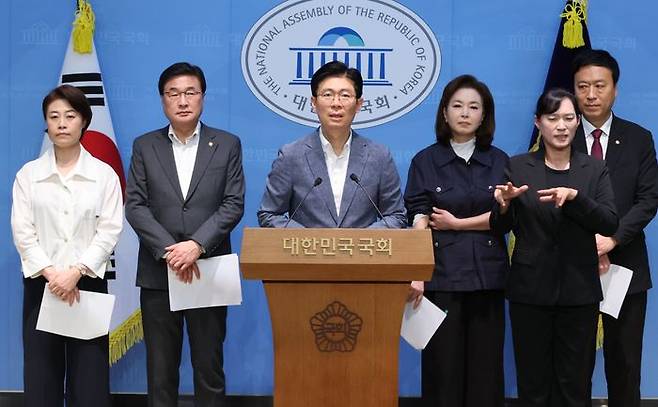 국회 교육위원회 소속 국민의힘 의원들이 28일 국회 소통관에서 최교진 교육부 장관 후보자의 전교조 활동 이력 등을 공개하며 사퇴를 촉구하고 있다. 왼쪽부터 국민의힘 서지영·김대식·조정훈·김민전·정성국 의원 ⓒ연합뉴스