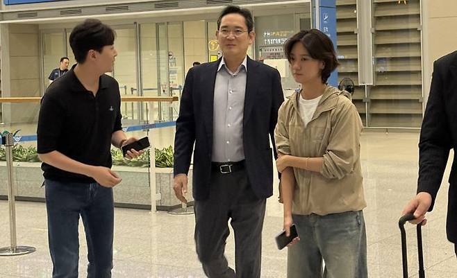 1주일 간의 한미정상회담 경제사절단 동행 일정을 마친 이재용 삼성전자 회장이 31일 인천공항 제2여객터미널을 통해 입국하며 취재진의 질문에 답변하고 있다.ⓒ연합뉴스