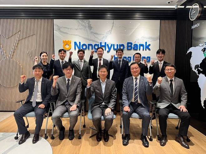 30일 농협은행 홍콩지점에서 강태영(가운데) NH농협은행장과 농협은행의 아시아권 국외점포장들이 간담회 후 기념촬영을 갖고 있다.ⓒNH농협은행