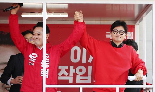 지난해 4월 7일 당시 한동훈 국민의힘 총괄선거대책위원장이 충남 서천군 서천특화시장에서 열린 ‘국민의힘으로 보령 서천살리기’ 지원 유세에서 장동혁(충남 보령시서천군) 후보에 대한 지지를 호소하고 있다. 뉴스1