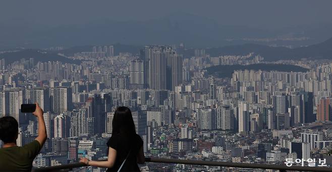 남산타워에서 바라 본 강북과 강남의 아파트 단지. 동아일보 DB