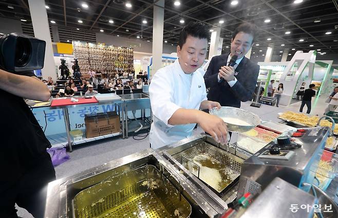 31일 오전 서울 서초구 aT센터에서 동아일보. 채널A 주최로 열린 ‘2025 A FARM SHOW 창농 귀농 고향사랑 박람회’ 마지막날 이벤트로 정호영 쉐프가 100인에게 현장에서 만들어진 음식을 제공하는 행사가 열렸다. 신청자들이 오리고기와 인삼을 주 재료로 만든 음식 즉석 요리강연과 시식을 즐기는 시간을 가졌다.  장승윤 기자 tomato99@donga.com