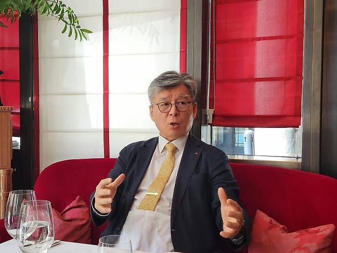 오상록 한국과학기술연구원(KIST) 원장이 지난 28일(현지시간) 오스트리아 빈에서 한국과학기자협회 공동취재단과 인터뷰하고 있다. 빈(오스트리아)=한국과학기자협회 공동취재단 제공