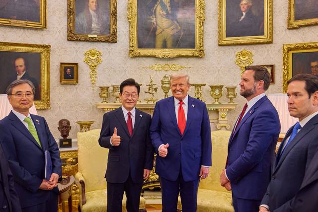 이재명 대통령이 지난 8월25일(현지시간) 미국 워싱턴DC 백악관에서 열린 한미 정상회담에서 도널드 트럼프 미국 대통령과 엄지손가락을 들어보이며 미소짓고 있다.<공동취재·연합뉴스>