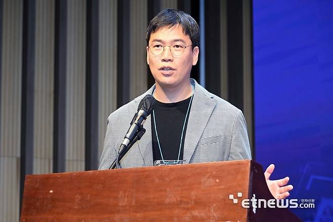 해동과학문화재단이 주최하고 한국마이크로전자 및 패키징학회가 주관한 '2025년 해동 패키징 기술 포럼'이 'ECTC 등 첨단 패키징 학회 및 기술동향 리뷰'를 주제로 29일 서울 강남구 과학기술컨벤션센터에서 열렸다. 정성엽 고려대 교수가 '첨단 패키징 설계 기술과 인공지능 활용 동향'을 주제로 발표하고 있다. 김민수기자 mskim@etnews.com
