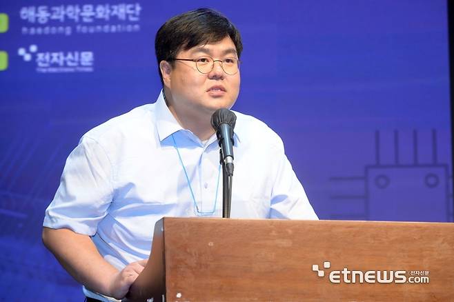 해동과학문화재단이 주최하고 한국마이크로전자 및 패키징학회가 주관한 '2025년 해동 패키징 기술 포럼'이 'ECTC 등 첨단 패키징 학회 및 기술동향 리뷰'를 주제로 29일 서울 강남구 과학기술컨벤션센터에서 열렸다. 이용석 명지대학교 교수가 'AI와 소재 기반 차세대 패키징 설비 동향'을 주제로 발표하고 있다. 김민수기자 mskim@etnews.com
