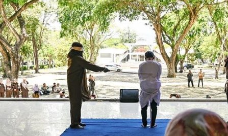 인도네시아 아체주에서 공공장소에서 키스했다는 이유로 남성 2명이 시민들 앞에서 공개 태형을 당했다. 사진=데일리메일