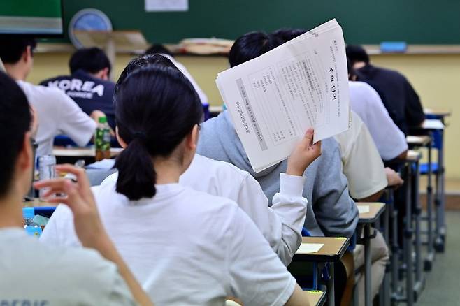 2025학년도 대학수학능력시험 9월 모의평가 시행일인 4일 서울 양천구 종로학원에서 수험생들이 시험지를 전달하고 있다. 사진 내용은 기사와 무관함. 뉴스1