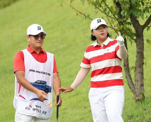 2025년 한국여자프로골프(KLPGA) 투어 제14회 KG 레이디스 오픈 우승을 차지한 신다인 프로가 최종라운드에서 경기하는 모습이다. 사진제공=KLPGA
