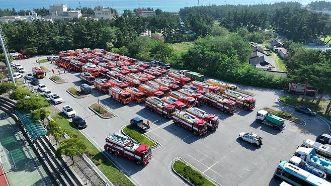 정부가 극심한 가뭄을 겪고 있는 강원 강릉시에 재난사태를 선포한 가운데 소방청이 국가소방동원령을 발령했다. 31일 오전 강원 강릉시 강북공설운동장에 식수원 지원을 위해 소방 탱크 등 총 51대의 차량들이 모여 있다. 정용일 선임기자 yongil@hani.co.kr