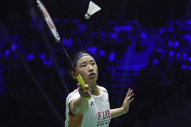 안세영이 30일(한국시각) 프랑스 파리 아디다스 아레나에서 열린 2025 세계개인선수권 여자단식 4강전에서 상대 천위페이의 서브를 받아치고 있다. 파리/AP 연합뉴스