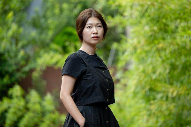 세 번째 소설집 '양면의 조개껍데기'를 최근 펴낸 김초엽 작가는 "가상과 현실을 철저히 구분하는 편"이라며 "소설에도 항상 현실과 맞닿은 부분을 만들어 주려고 한다"고 했다. 박시몬 기자