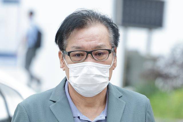 '건진법사'로 불리는 무속인 전성배씨가 21일 서울 종로구에 마련된 민중기 특별검사팀 사무실로 향하고 있다. 김건희 여사와의 친분을 이용해 각종 청탁을 받은 것으로 알려진 전씨는 이날 특정범죄가중처벌법상 알선수재·정치자금법 위반 혐의로 구속됐다. 뉴스1