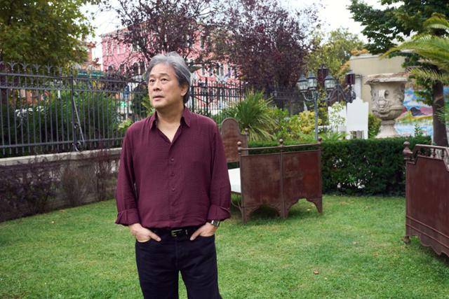 박찬욱 감독은 “‘어쩔수가없다’의 주인공 유만수는 가족을 위한다는 생각에 범죄를 저지르게 된다”며 “목표를 이룬 후에는 텅 빈 마음 상태가 된다”고 말했다. CJ ENM 제공