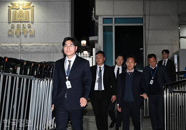 4월 16일 경찰 비상계엄 특별수사단이 대통령실에 대한 압수수색 시도를 마친 뒤 대통령실을 나서고 있다. 왕태석 선임기자