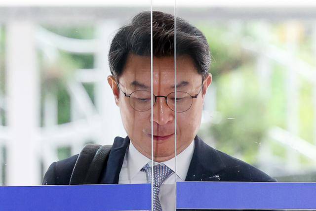 이억원 금융위원장 후보자가 지난 14일 서울 중구 예금보험공사에 마련된 인사청문회 준비 사무실로 처음 출근하고 있다. 연합뉴스