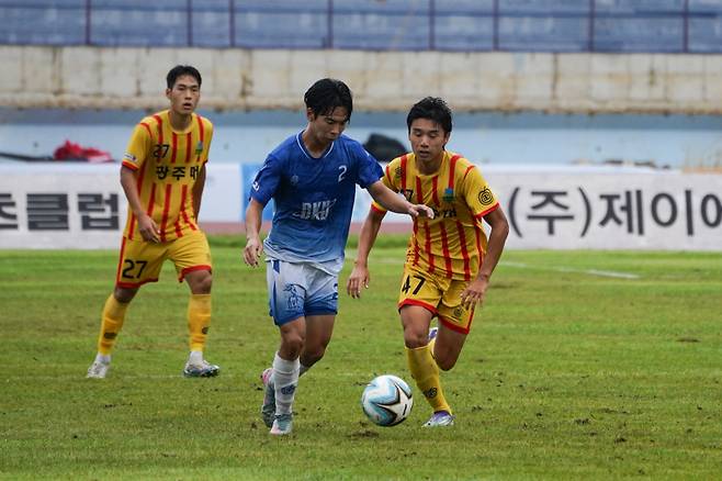 단국대(파란 유니폼)와 광주대의 제20회 1,2학년대학축구연맹전 황가람기 결승 장면. 사진=대학축구연맹