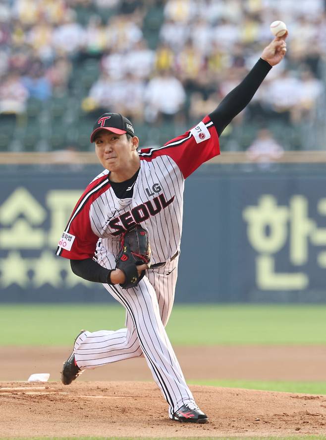 <yonhap photo-4370=""> 역투하는 LG 선발 손주영 (서울=연합뉴스) 김인철 기자 = 31일 서울 잠실야구장에서 열린 2025 프로야구 KBO리그 키움 히어로즈와 LG 트윈스의 경기. LG 선발 투수 손주영이 역투하고 있다. 2025.8.31 yatoya@yna.co.kr/2025-08-31 18:24:22/ <저작권자 ⓒ 1980-2025 ㈜연합뉴스. 무단 전재 재배포 금지, AI 학습 및 활용 금지></yonhap>