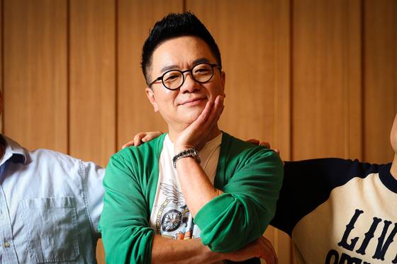 '두시 탈출 컬투쇼' 생방송이 진행되는 서울 목동 SBS 라디오 스튜디오에서 김태균을 만났다. 후배들과 대화하는 게 즐겁다는 그는, 응원차 온 후배들과 어깨동무를 하며 포즈를 취했다. 우상조 기자