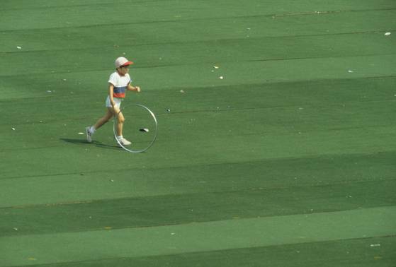 서울올림픽 개막식에서 전 세계의 주목을 받은 ‘굴렁쇠 소년’. [중앙포토]