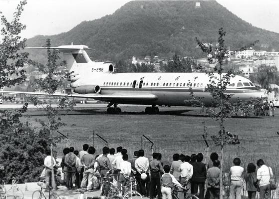 1983년 5월 5일 오후 111명을 태운 중국 민항기가 무장승객 6명에게 피랍돼 춘천의 옛 캠프페이지 비행장에 불시착했다. 이 사건은 이후 한·중 수교의 물꼬를 트는 계기가 됐다. [사진 강원일보 DB]