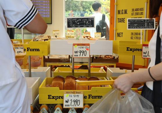 31일 서울 성동구 글로우 성수에서 열린 'ETF 베이커리' 팝업스토어에 990원 소금빵이 1차 매진된 모습이다. 'ETF 베이커리'는 소금빵, 베이글, 바게트, 식빵, 명란바게트, 단팥빵 등을 시중보다 훨씬 저렴하게 판매한다. 뉴스1