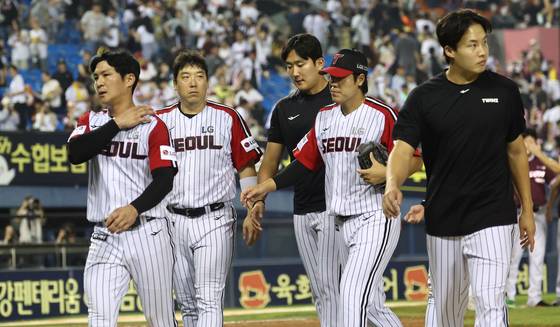 LG 선수들이 31일 잠실 키움전에서 5-6으로 패한 뒤 그라운드를 빠져나가고 있다. 연합뉴스