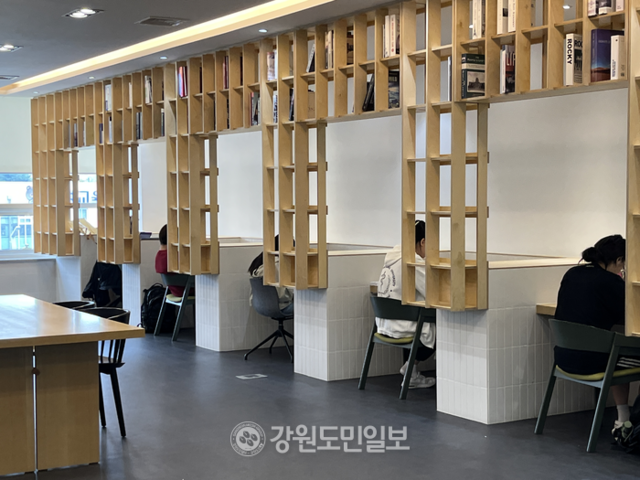 ▲ 31일 오전 강원대 미래도서관에서 학생들이 공부하고 있다. 최수현 기자