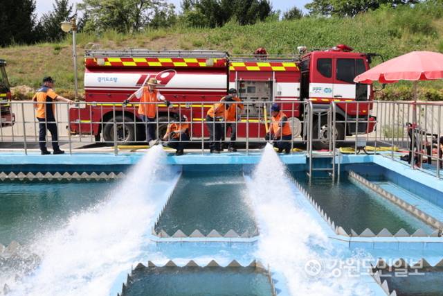 ▲ 31일 운반급수 지원에 나선 전국 소방차량들이 강릉 홍제정수장에서 급수 하고 있다. 황선우 기자