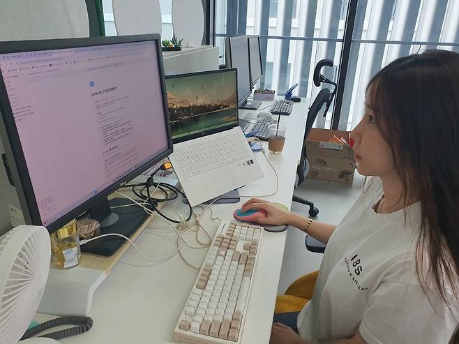 김소정 과장이 IR 업무를 하고 있다. 윤현주 기자