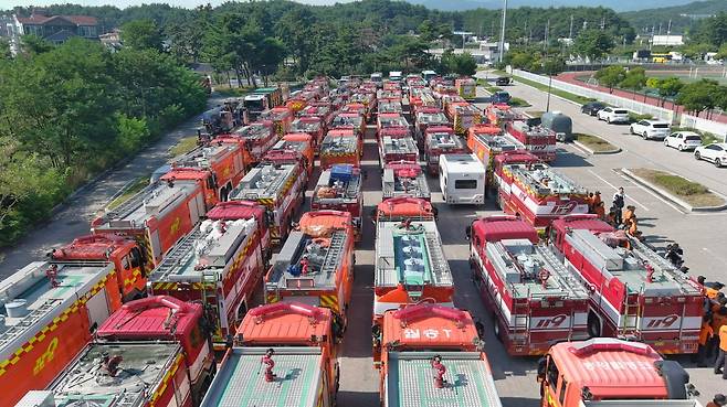 전국 소방동원령이 내려지자 31일 오전 강릉 강북 공설운동장에 전국 소방에서 보낸 물탱크차가 집결했다. 소방청은 국가소방동원령에 따라 물탱크차 50대, 급배수지원차 1대를 동원했다고 밝혔다. 강원도소방본부 제공