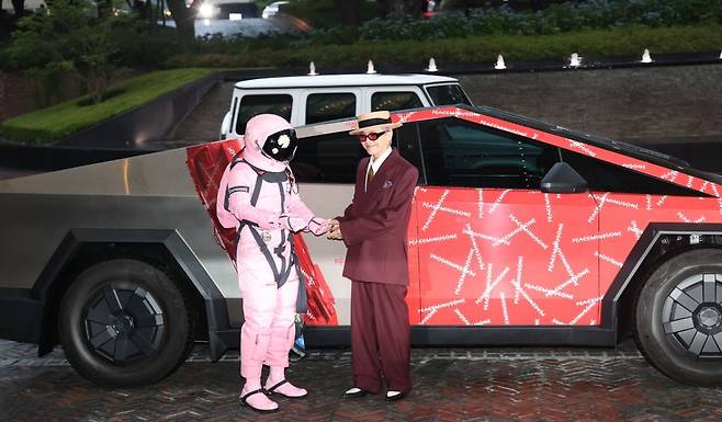 빅뱅 지드래곤(GD,권지용)이 13일 오후 서울 용산구 그랜드 하얏트 서울 호텔에서 열린 '피스마이너스원 프리미엄 하이볼 론칭 파티-더 시그널(THE SIGNAL)'에 참석해 핑크 우주인과 인사를 나누고 있다. /사진=뉴스1