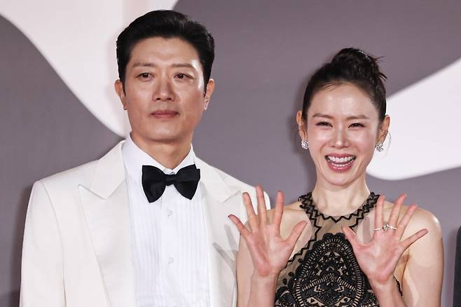 배우 박희순(왼쪽)과 손예진이 지난 29일 베니스 국제 영화제에서 진행된 '어쩔수가없다' 레드카펫 행사에서 포즈를 취하고 있다. /연합, 신화
