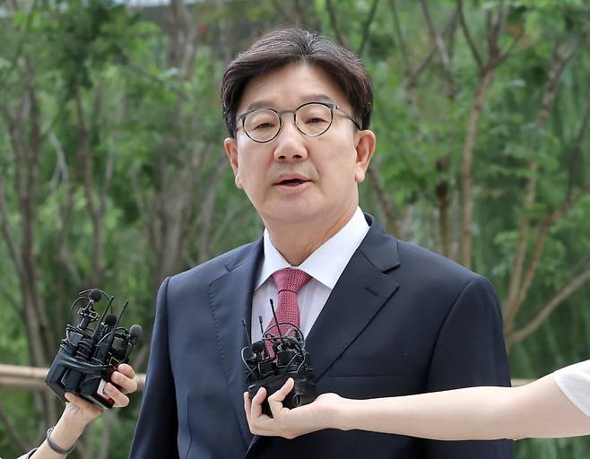 권성동 국민의힘 의원이 27일 오전 서울 종로구에 마련된 김건희 특검팀 사무실로 통일교 부정 청탁 의혹 관련 조사를 받기 위해 출석하며 입장을 밝히고 있다./2025.8.27.사진=한경 문경덕 기자