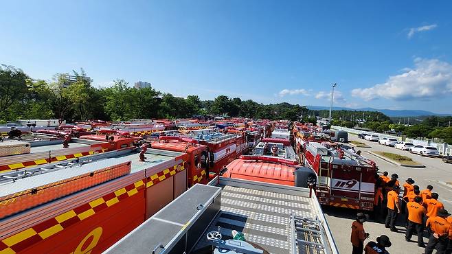 31일 오전 9시 강원 강릉시 강북공설운동장에 전국 각지에서 지원 나온 소방차 71대가 집결했다. 이들 소방차는 동해·속초·평창·양양 등 4개 시·군에서 하루 2500t~3000t의 물을 취수해 강릉 도심에 식수를 공급하는 역할을 하는 홍제정수장에 공급할 예정이다. 강원도소방본부 제공