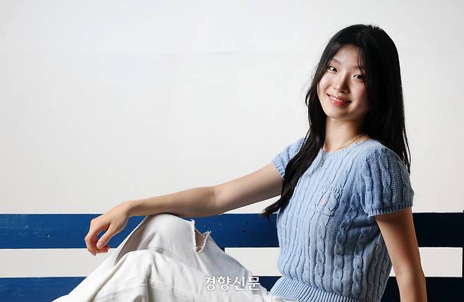 제8회 경향뮤지컬콩쿠르 대상 수상자 김송희가 31일 경향신문 스튜디오에서 포즈를 취하고 있다.  정지윤 선임기자