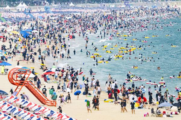 부산 해운대구 해운대해수욕장이 물놀이를 즐기는 피서객들. 국제신문DB