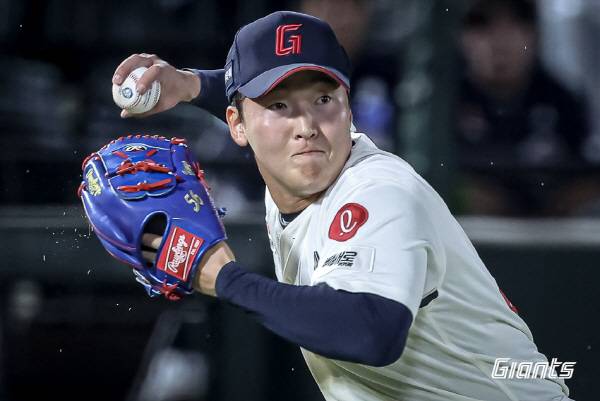 31일 부산 사직구장에서 열린 KT전에서 롯데 투수 최준용이 땅볼을 주워들고 송구하고 있다. 롯데 자이언츠 제공