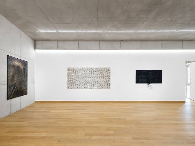 Installation view of Ha Chong-hyun's works from the 1960s and 1970s at Ha Chong-Hyun Art Center in Paju, Gyeonggi Province (Kukje Gallery)