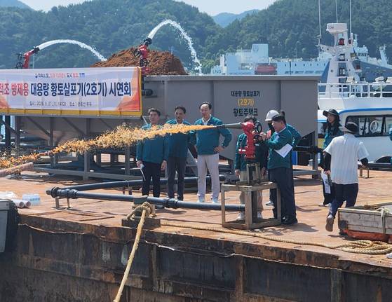 Government officials test out an anti-red-tide sprinkler off the coast of Tongyeong, South Gyeongsang, on Aug. 27. [GYEONGSANGNAM-DO]