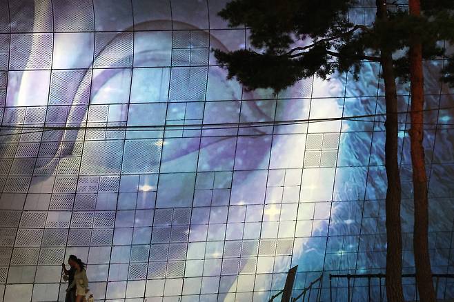 Media art is being displayed on the facade of the Dongdaemun Design Plaza in central Seoul during the fall edition of the biannual ″Seoul Light DDP″ on Aug. 28. [NEWS1]