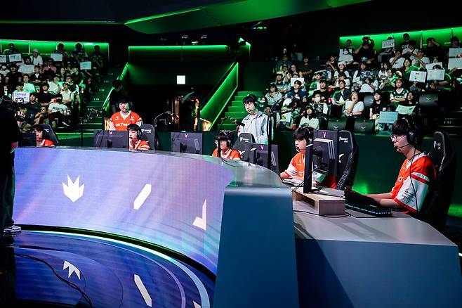 OK저축은행 브리온 선수단. 라이엇게임즈 제공