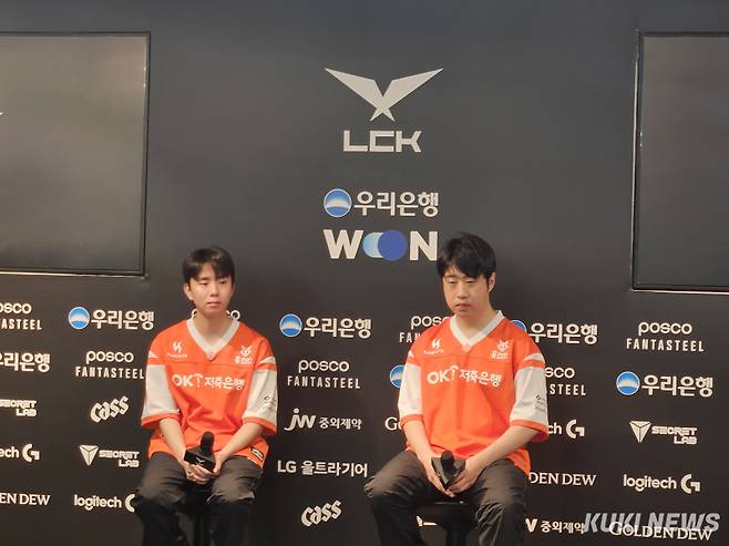 ‘모건’ 박루한과 이호성 감독이 31일 서울 종로구 롤파크 LCK 아레나에서 열린 DRX와의 ‘2025 LCK’ 정규시즌 5라운드 경기가 끝난 뒤 기자회견에 참석하고 있다. 송한석 기자