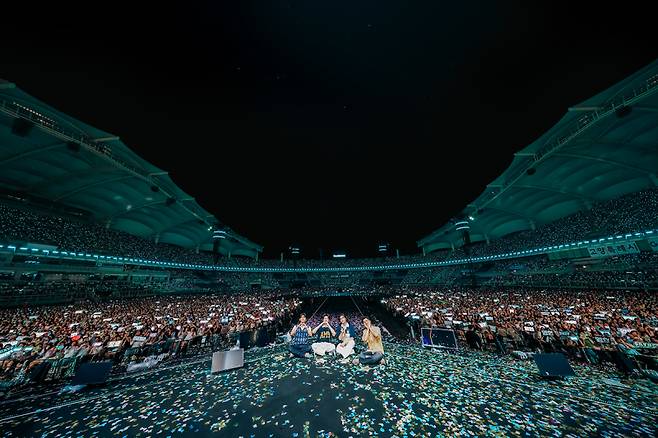 밴드 데이식스(DAY6)가 30~31일 고양 대화동 고양종합운동장에서 데뷔 10주년 기념 투어 ‘더 데케이드’(The DECADE)를 열고 공연을 진행하고 있다. JYP엔터테인먼트 제공