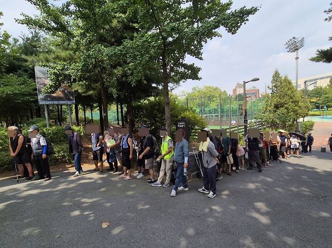 지난 2일 서울 영등포구 영등포공원에서 도시락 봉사를 기다리는 노숙인들. 일산방주교회 제공