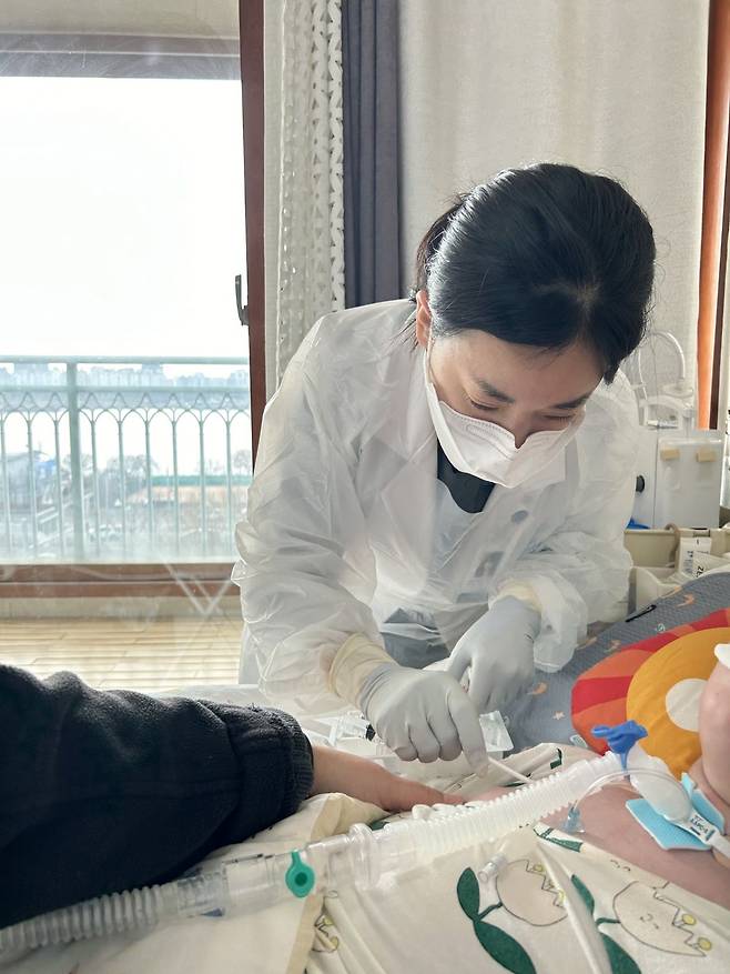 세브란스 어린이병원 재택의료팀 간호사가 가정 방문해 치료를 하는 모습. 세브란스 어린이병원 제공